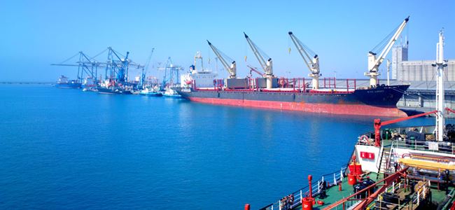 Yanmış yükler Limasol Limanı’na boşaltılıyor