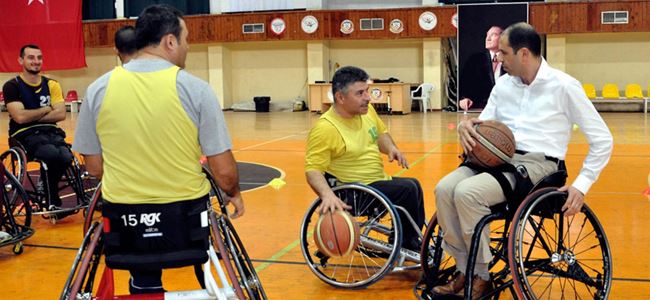 Özersay, engelliler basketbol takımıyla antrenman yaptı
