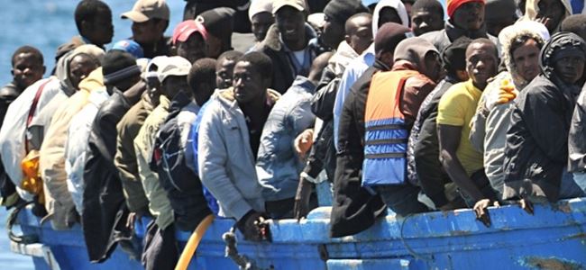Denizde mahsur kalan mülteciler kurtarıldı