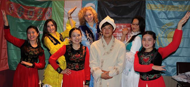 ‘Orta Asya Gecesi’ne renkli gösteriler