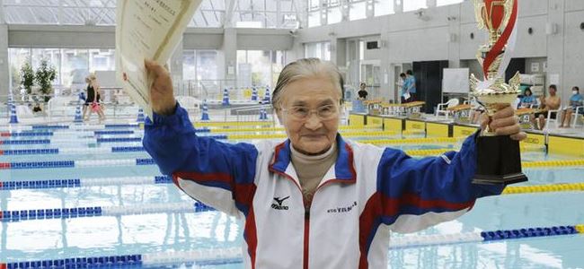 100 yaşında 1500 metre yüzdü