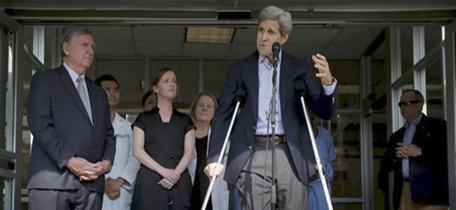 Kerry, hastaneden koltuk değnekleriyle çıktı
