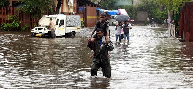 Muson yağmurlarında 81 kişi öldü
