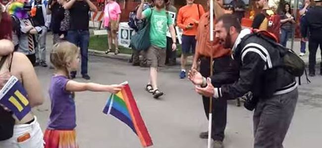 7 yaşındaki kız homofobiye karşı bayrak açtı