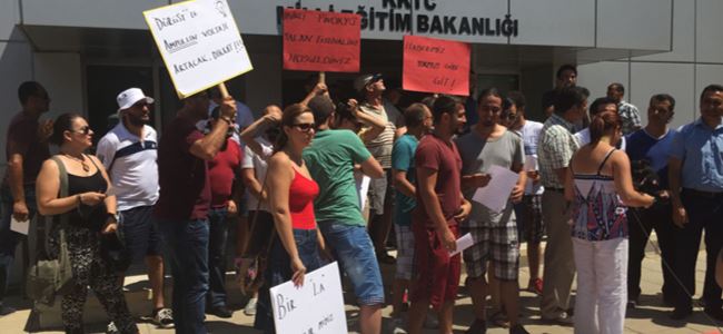 Eğitim Bakanı Dürüst protesto edildi