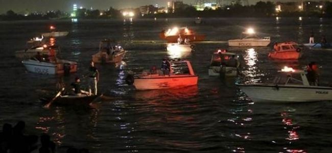 Yolcu gemisiyle yük gemisi çarpıştı: En az 15 ölü