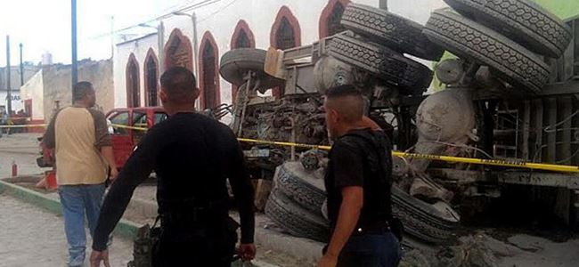 Dini törene katılanlara kamyon çarptı: 16 ölü