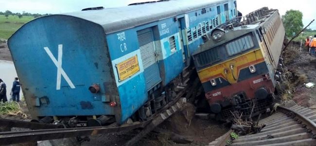 Yolcu trenleri raydan çıktı 24 kişi öldü