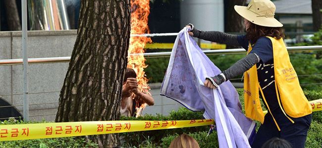 Protesto sırasında kendini yaktı