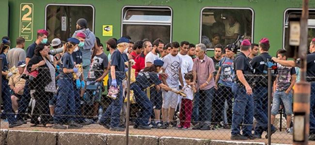 Göçmenler, tren istasyonunda bekliyor