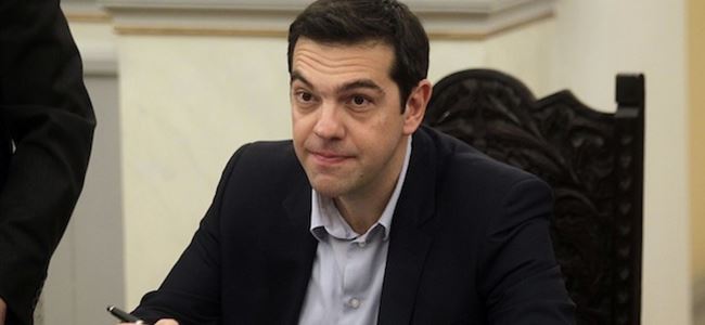 Tsipras yemin ederek göreve başladı