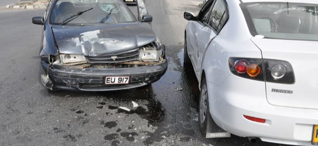 Kırmızı ışıkta geçti, kaza yaptı