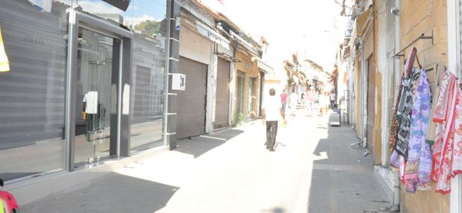 Arasta’da esnaf ‘kepenk’ indirdi