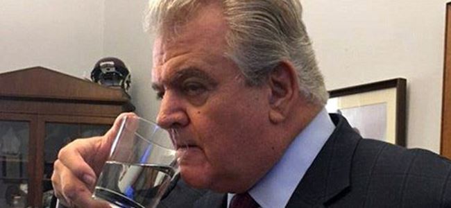 Papanın içmediği suyu kürsüden aldı, içti