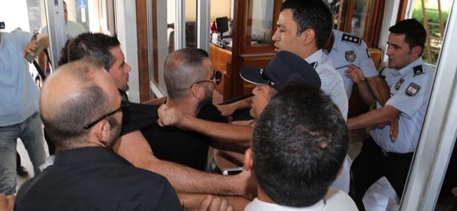 MECLİS ÖNÜNDE ARBEDE