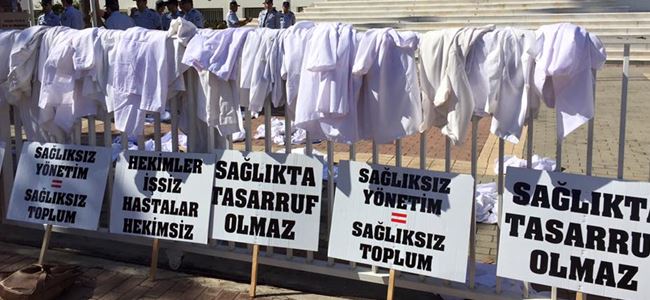 Hekimler meclise beyaz önlük bıraktı