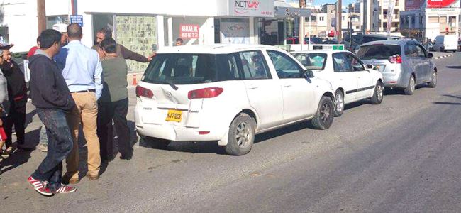 Üç araç birbirine girdi