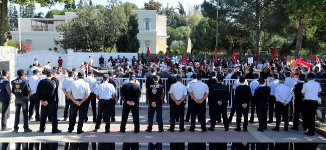 ELCİL: “ESKİDEN BURADA SİGARA SARILIRDI, ŞİMDİ BİZİ SARIYORLAR”