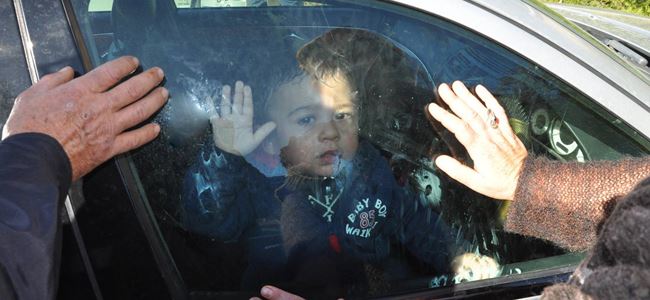 1 yaşındaki çocuk arabada mahsur kaldı!