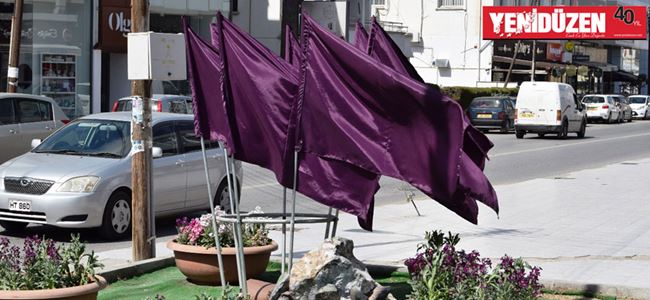Lefkoşa’da mor bayraklar
