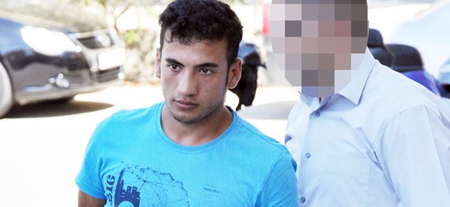 Tahta sopayla dövdü…