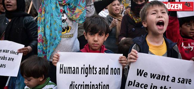 Yunanistanda göçmenlere destek yürüyüşü