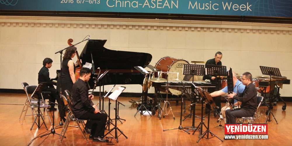 Piyanist Sarı, Çinde konser verdi