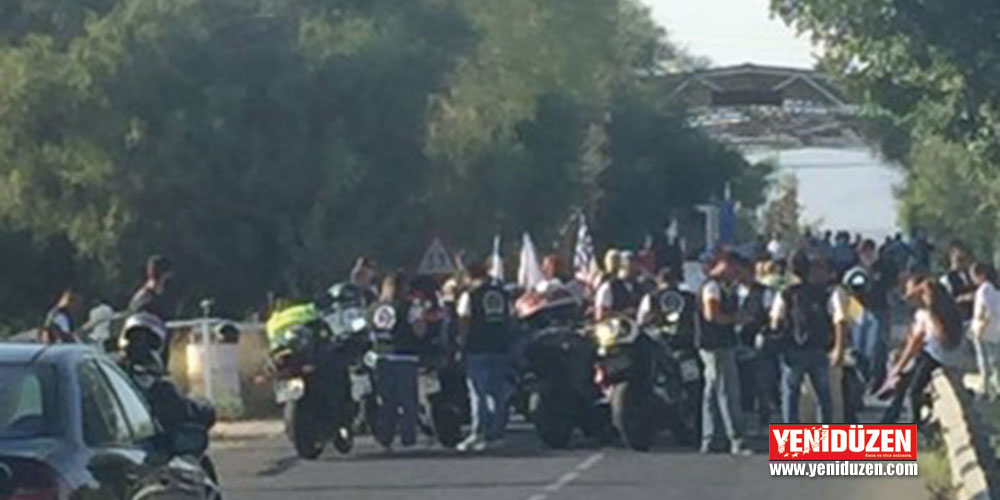 Kıbrıslı Rum motosikletliler eylem yaptı, barikat kapandı