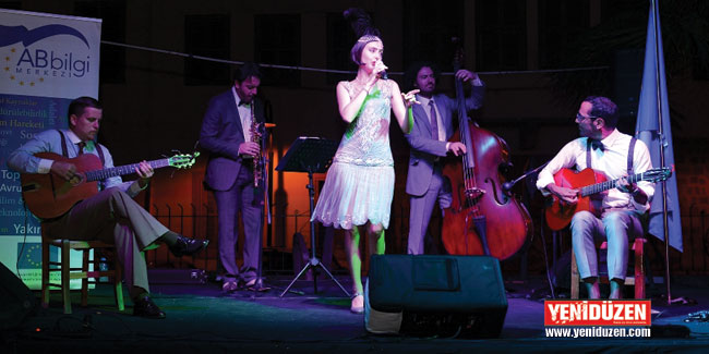 “Flapper Swing Jazz Grubu” sahne aldı