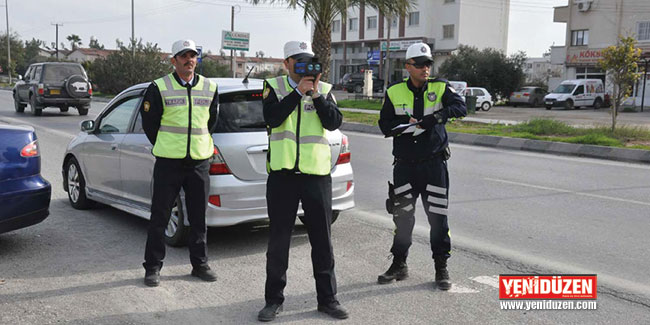 Polis aracına çarpıp kaçanlar yakalandı