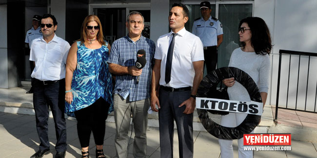 Öğretmen, ‘nakiller’ için siyah çelenk bıraktı