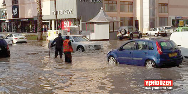 Yağış trafiği felç etti