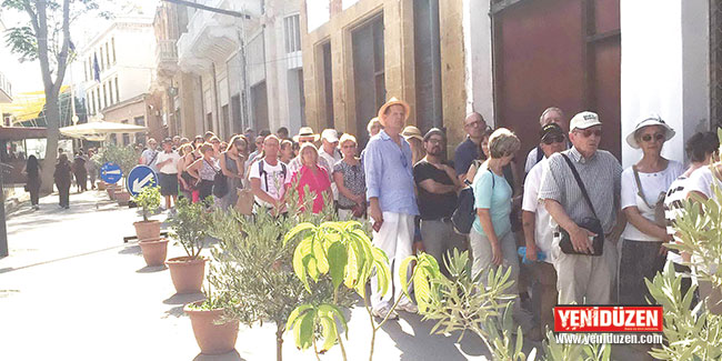 TURİST AKIYOR, ALDIRAN YOK!