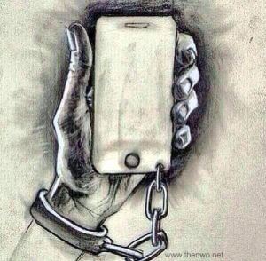 Sosyal medyanın efendisi değil kölesiyiz!