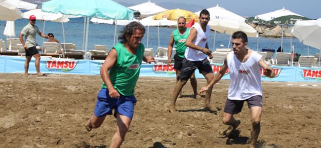 Plajda futbol coşkusu