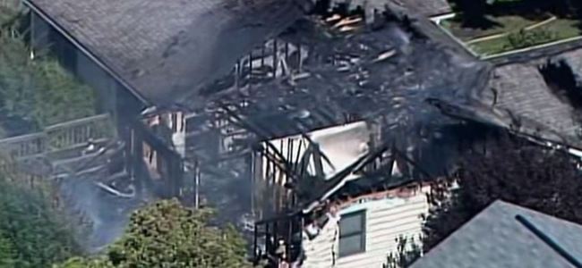 Uçak eve çarptı: 2 yaralı