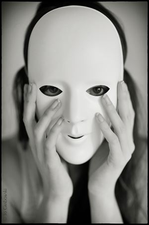 Yüzümüzdeki Maske..