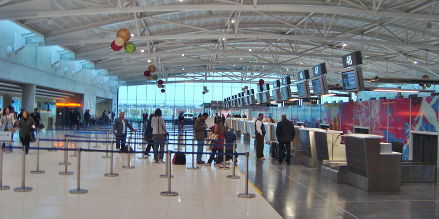 Sahte pasaport, Larnaka havaalanına takıldı!