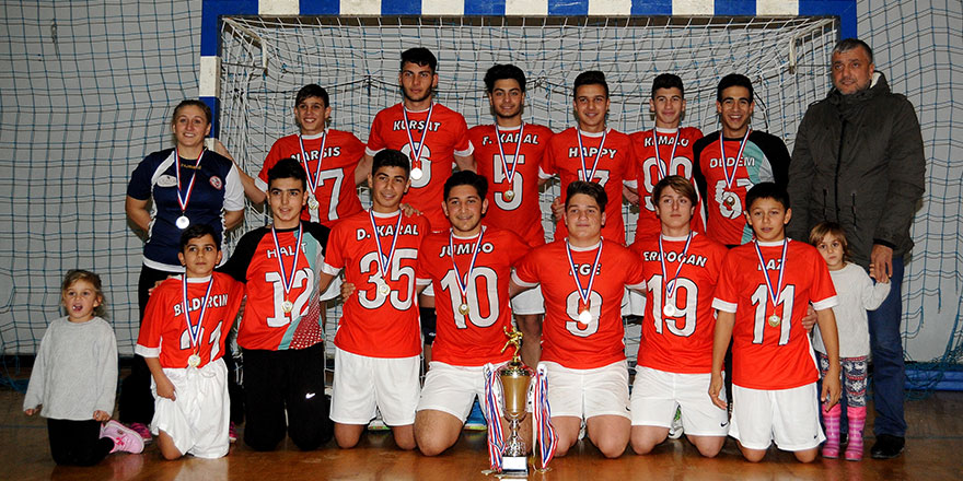 Hentbolun şampiyonları  Esentepe ve UKÜ