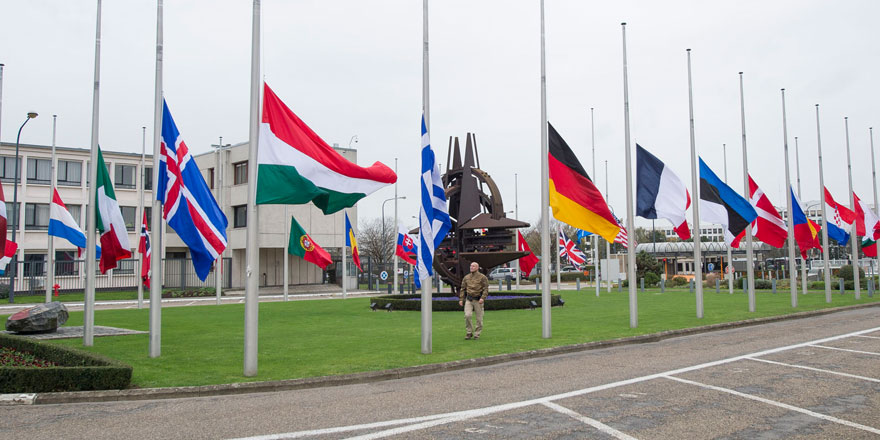 NATO'daki bayraklar 'REINA' için yarıya indirildi
