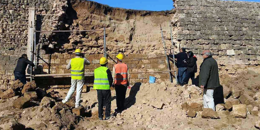 Mağusa’da yıkılan sur duvarı tamir edilmeye başlandı