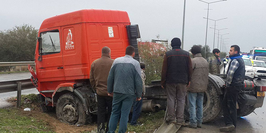 TIR KAYDI, REFÜJE SÜRÜKLENDİ!