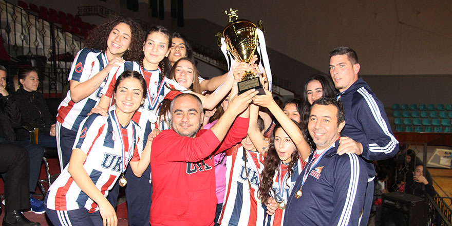 İtinayla kupa kaldırılır