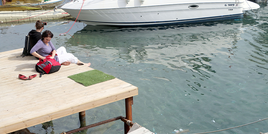 Turistler pis denizi seyrediyor!