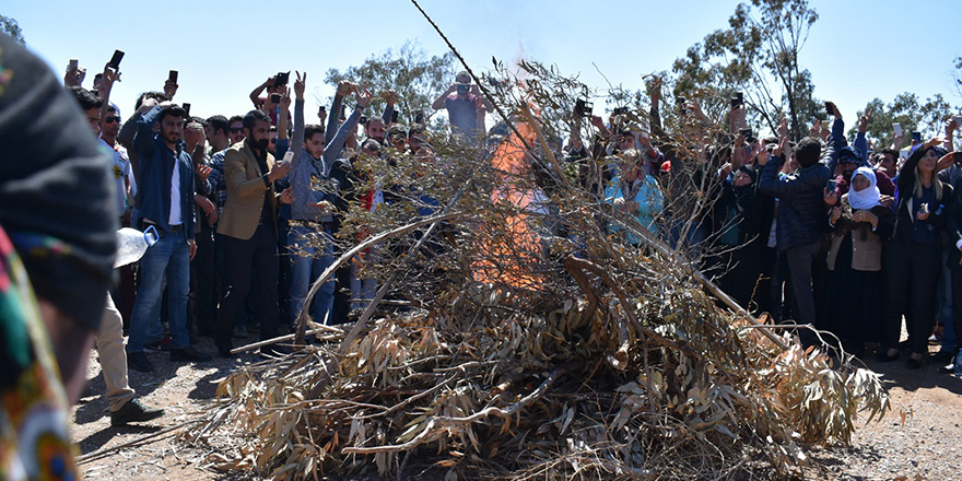 Newroz ateşi yandı