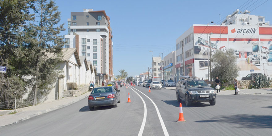 Girne'de asfaltlama çalışmaları sürüyor