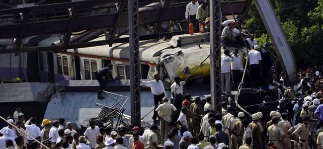 Tren kalabalığa daldı: 35 ölü