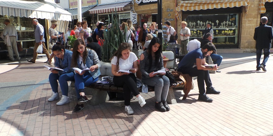 Öğrenciler Arasta’da kitap okudu