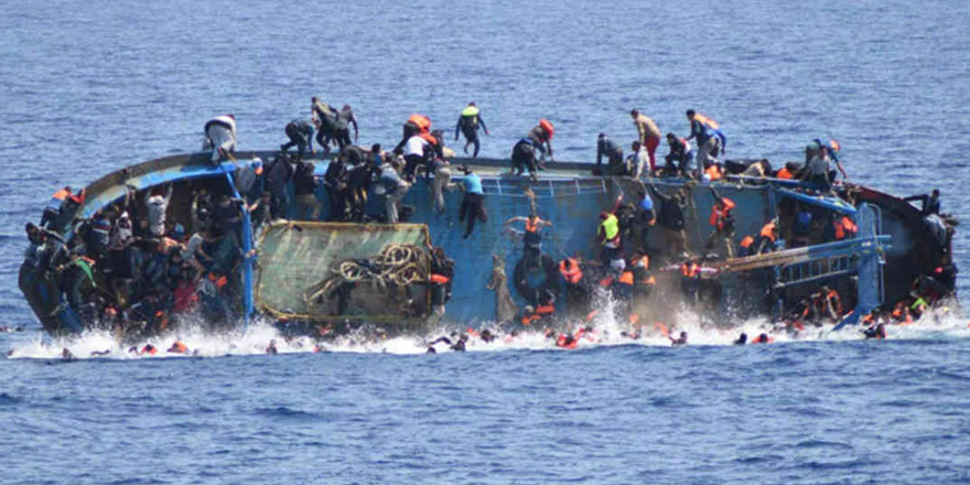 Akdeniz'de mülteci teknesi battı