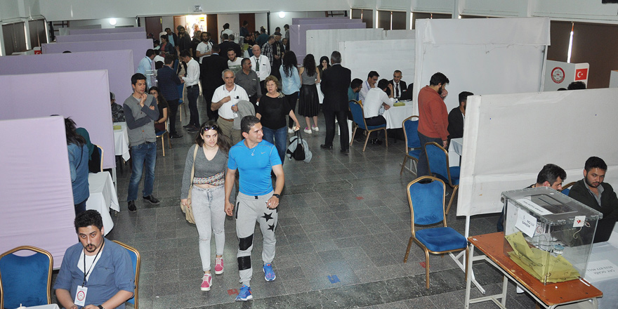 KKTC'de 'Referandum' için oy kuyruğu'